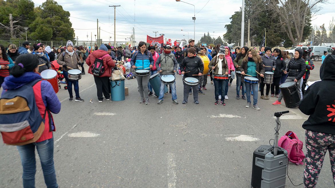En el puente carretero que une Neuquén con Cipolletti.