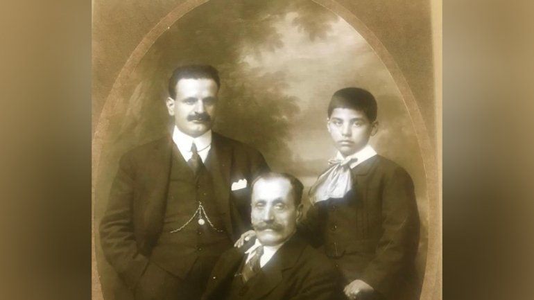 Elías en el Líbano, junto a su abuelo Habib y su tío Eshaía.