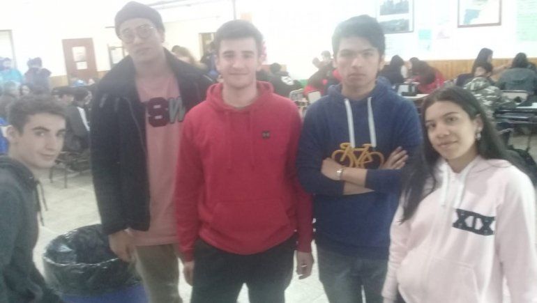 Sentada en la EPET 9