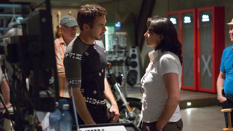 Victoria Alonso junto a Robert Downey Jr. en el rodaje de Iron Man 3