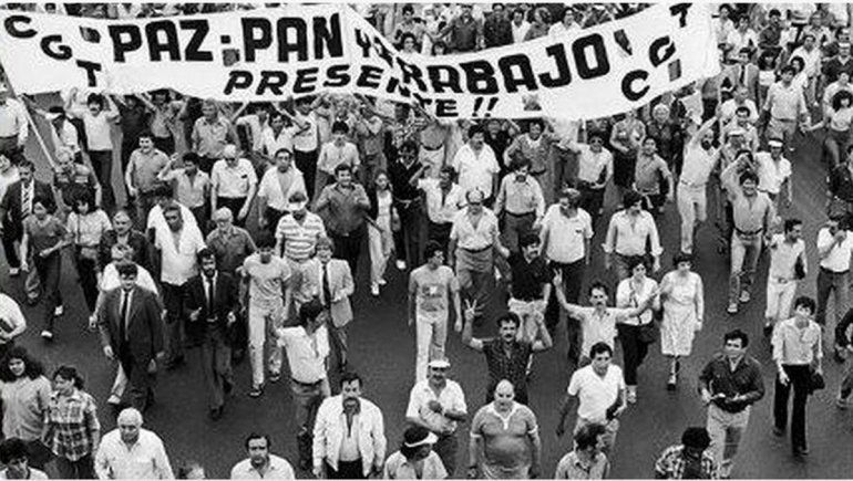 La marcha de la Multipartidaria y la CGT en Buenos Aires, pidiendo por la vuelta de la democracia.