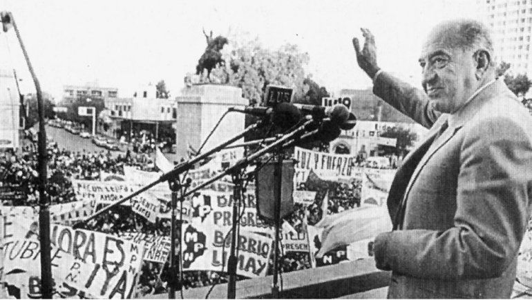 Felipe Sapag saluda a la multitud, el día después de haber ganado las elecciones.