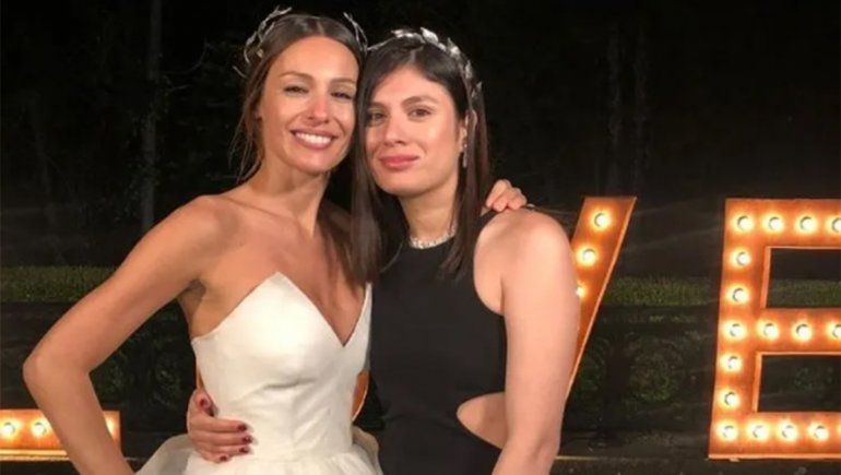 Pampita y la ex niñera durante su casamiento.