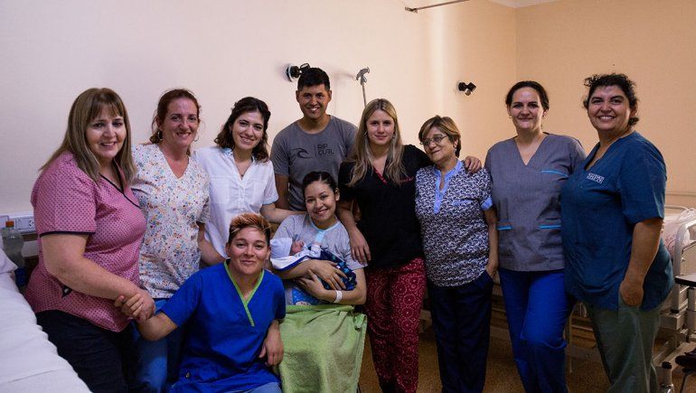 Todo el equipo del Castro Rendón recibió con felicidad a Santiago, el primer bebé del 2020 de la capital neuquina.