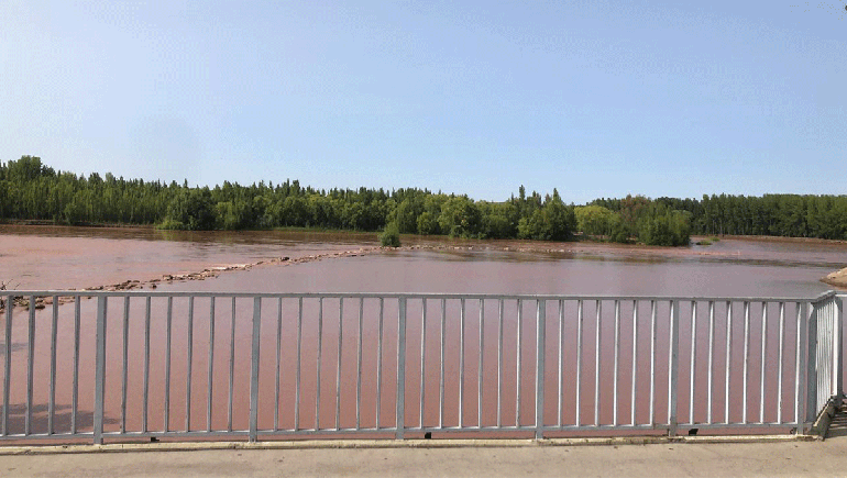 Desde la AIC explicaron el por qué del color del Limay y cuáles son las precauciones para los bañistas