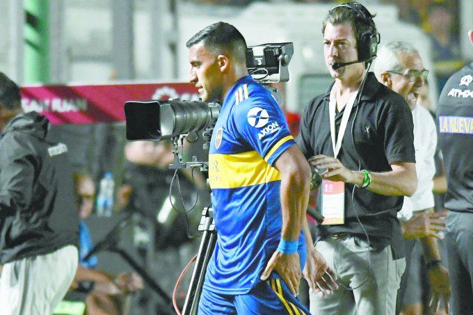 Wanchope Ábila protagonizó un escándalo con Pitana en un amistoso.