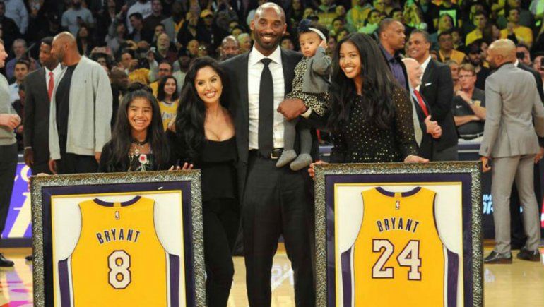 Kobe Bryant y su familia cuando retiraron sus camisetas en Los Ángeles.
