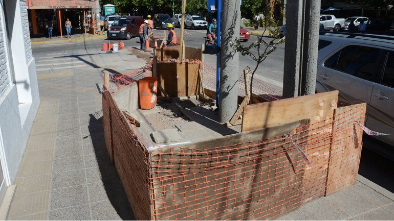 Comerciantes enojados por las demoras en una obra en la vereda.