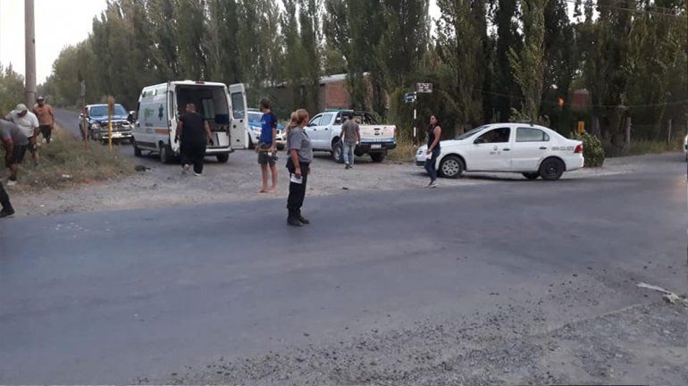 Motociclista grave tras chocar contra un poste y caer al canal de riego 