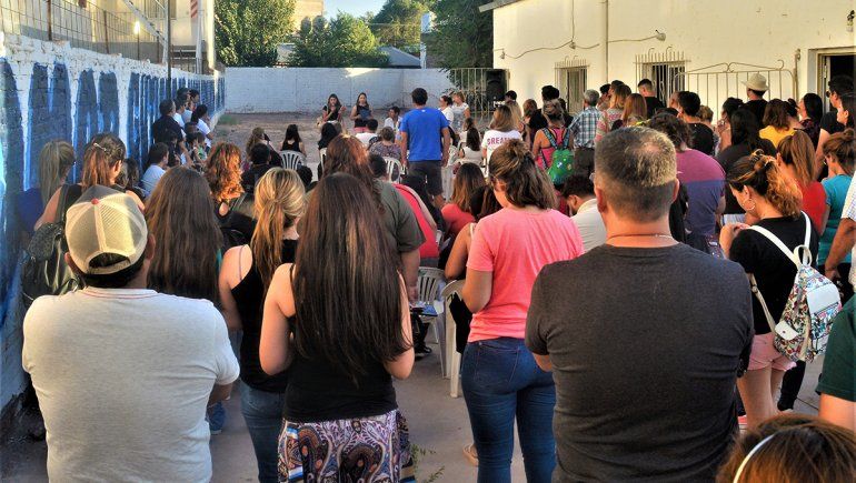 Vecinos de Rincón de los Sauces cortan el puente interprovincial entre Neuquén y Mendoza.