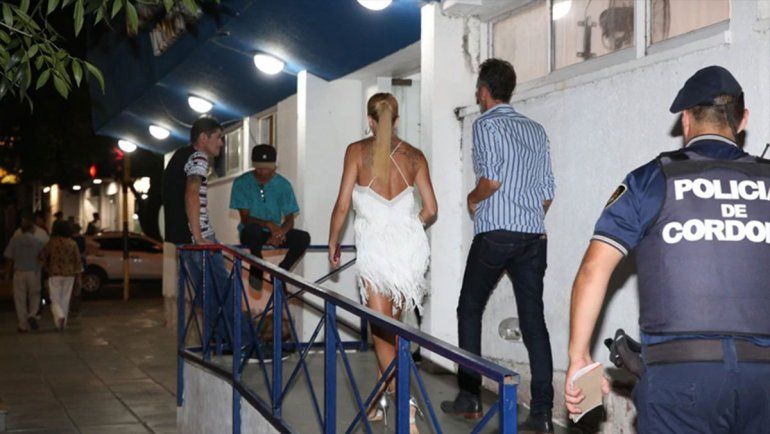 Julieta Prandi, ingresando en la comisaría. Según la investigación manejaba con el celular en la mano. (Fotos: Mario Sar)