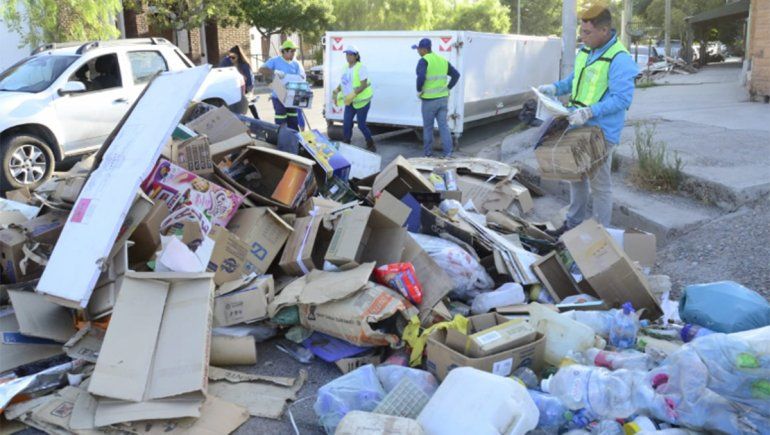 Operativo de limpieza en el barrio Villa Farrel