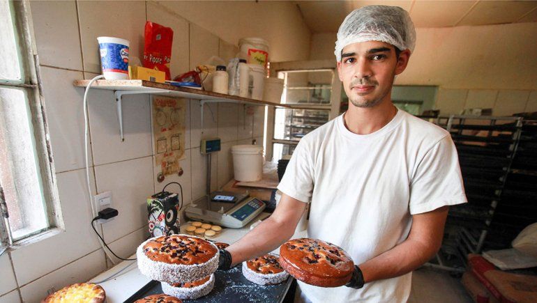 Gesto solidario: la panadería Amuyen dona productos.