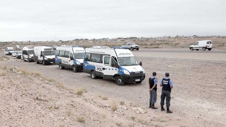 Policía en cercanías de la toma esperando la orden de desalojo