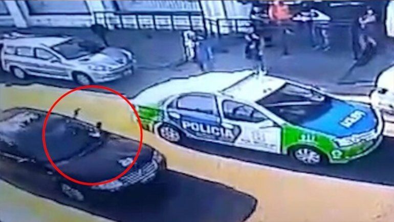 Las cámaras de seguridad registraron el momento en el que hombre disparó en la puerta del boliche Pinar de Rocha.