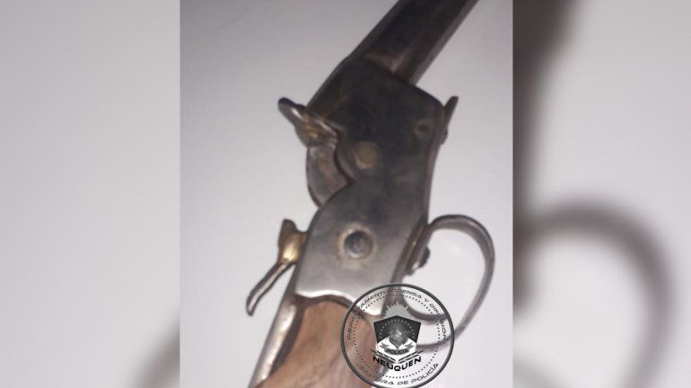 El ladrón descartó un pistolón mientras intentaba escapar. 