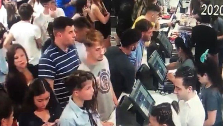 Los rugbiers Máximo Thomsen y Lucas Pertossi en un local de comidas rápidas, tras matar a Fernando Báez Sosa.