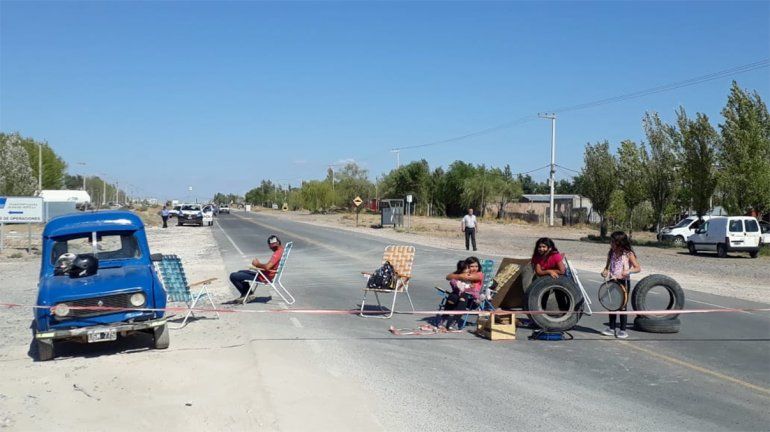 Vecinos se apostaron este lunes en Ruta 7 y hoy cortan calles a la espera de una solución con el agua.