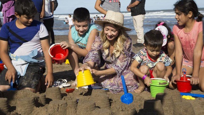 Fabiola Yáñez en Chapadmalal: acompañó a chicos de comunidades rurales a conocer el mar. 