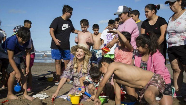 Fabiola Yañez participó de una activad junto a niños en Chapadmalal. 
