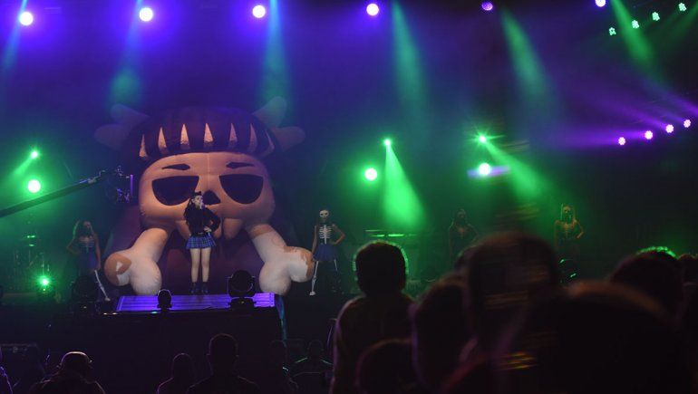 Cazzu se presentó ante que Duki en la Fiesta de la Confluencia.