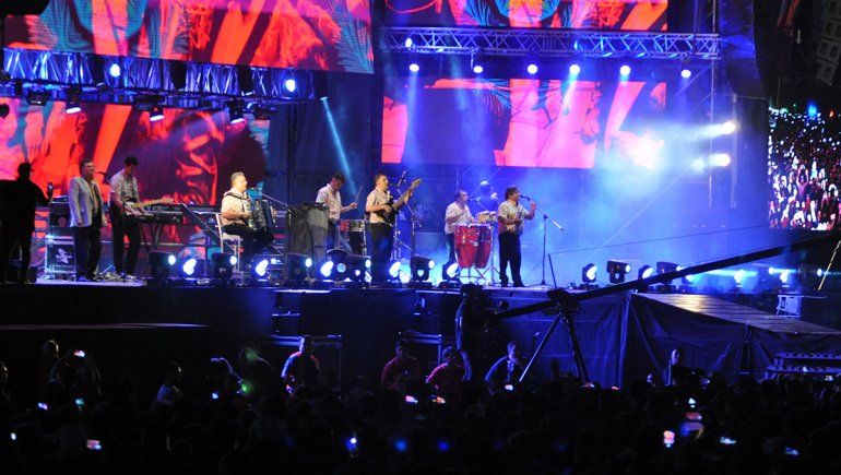 Los Palmeras en el escenario de la Fiesta de la Confluencia