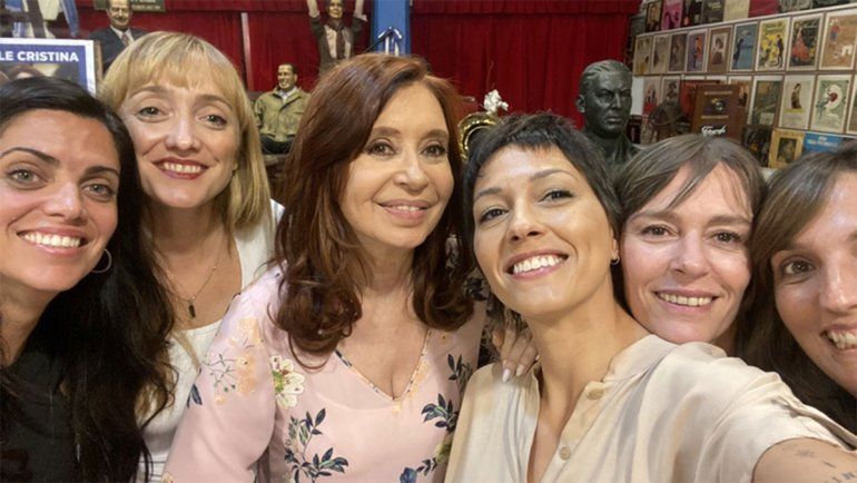 La dirigente de La Cámpora, Mayra Mendoza, compartió una foto con Cristina para saludarla por su cumpleaños.