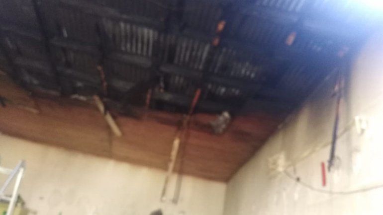 Un incendio quemó el techo de la Escuela N° 106 de Plottier