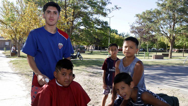 ¡Golazo de tijera!: crack de Atlético Neuquén les corta el pelo gratis a los chicos