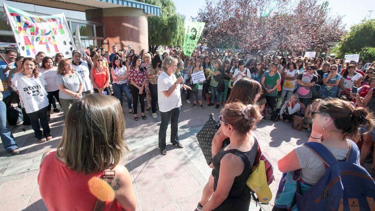 La ministra Cristina Storioni habló frente a todo el conjunto docente que reclamó en el CPE.