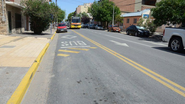 Actualmente en los carriles preferenciales aún se estaciona.