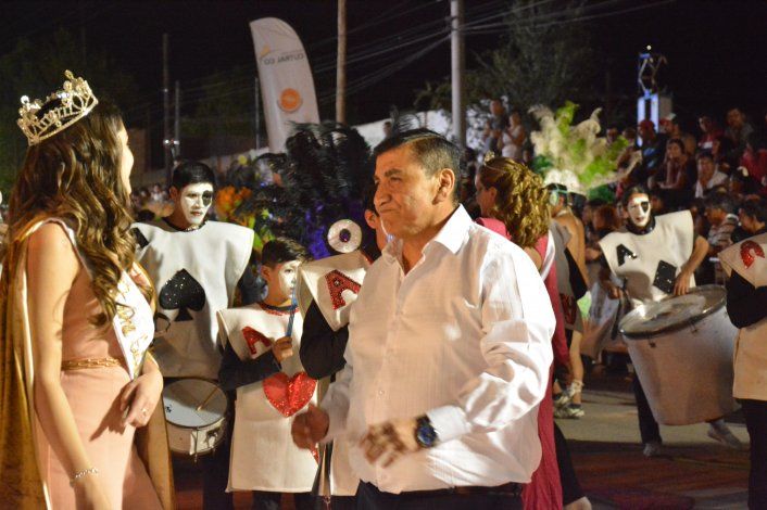 José Rioseco junto a una de las comparsas.