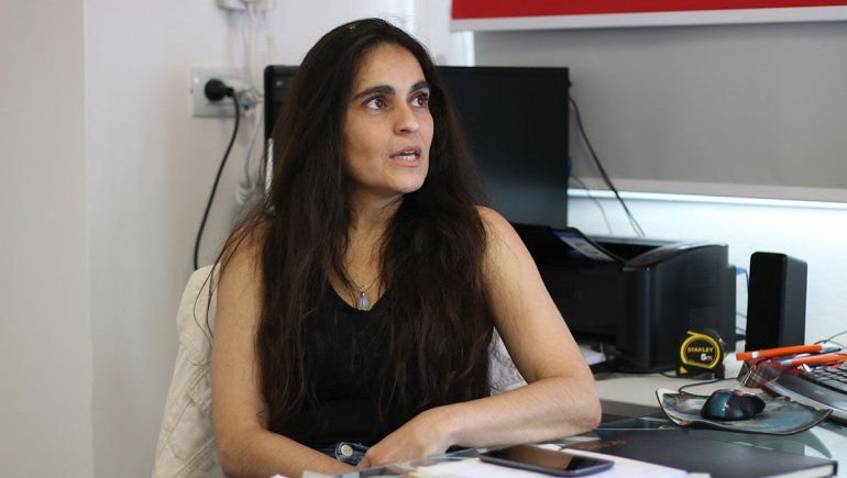 Griselda Godoy en su oficina describiendo su trabajo.