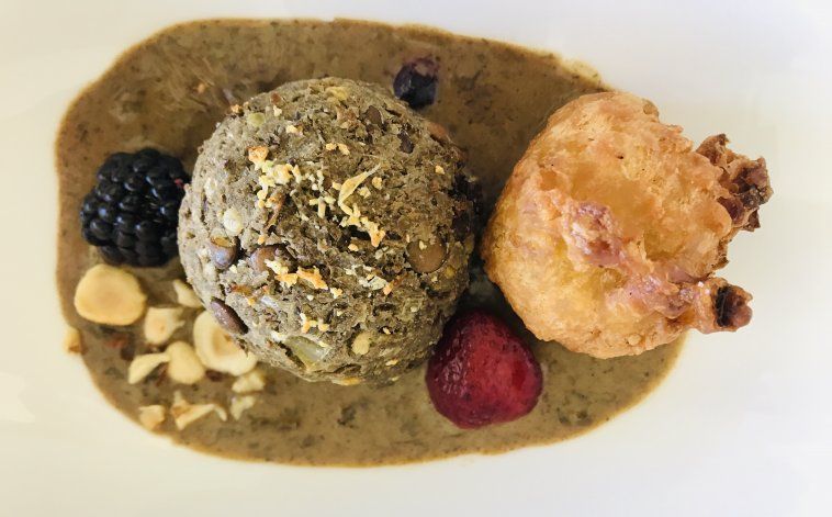 Albóndiga de lentejas, buñuelo de puerro, caldo de hongo de pino y frutos rojos