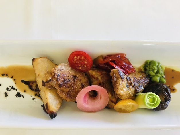 Pera en masa de garbanzo, mollejas, pesto de arvejas, verduras orgánicas y pimientos confitados