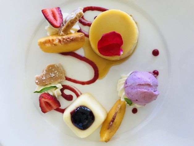 Flan de durazno, vauquita casera, panna cotta, helado de malbec.