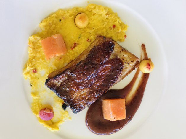 matambrito de cerdo, barbacoa de pelones y humita