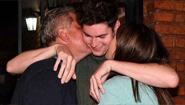 Ventura y sus padres al recuperar su libertad, tras ser involucrado en el crimen de Fernado por los rugbiers.