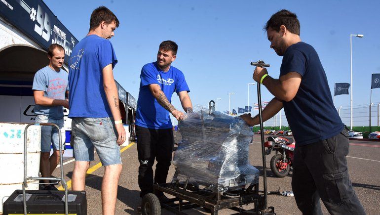 Turismo Carretera: los equipos en pleno trabajo de puesta a punto para los ensayos y la clasificación.