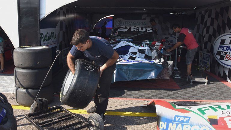 Turismo Carretera: los mecánicos trabajaron a destajo en los diferentes boxes para dejar todo listo.