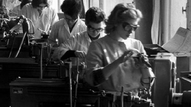 Mujeres trabajando en un taller textil de Chicago, a principios de siglo XX.