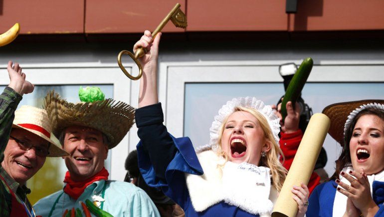 Las mujeres reciben la llave de la ciudad durante el carnaval de Colonia.