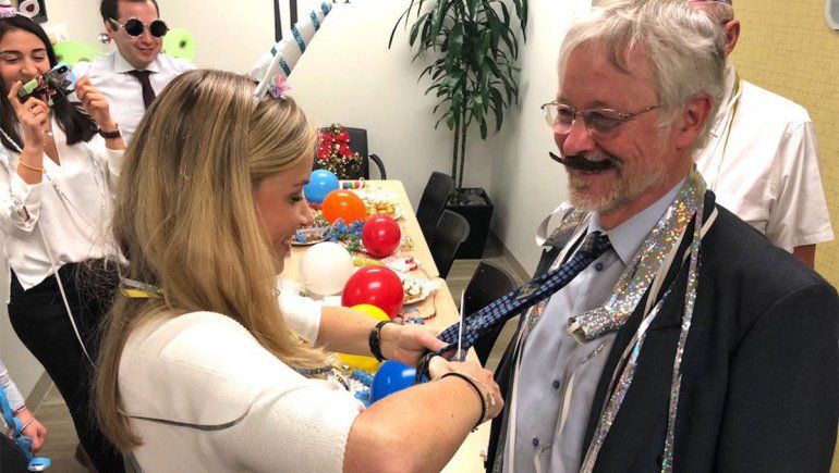 Las mujeres cortan las corbatas de sus compañeros varones durante el carnaval.