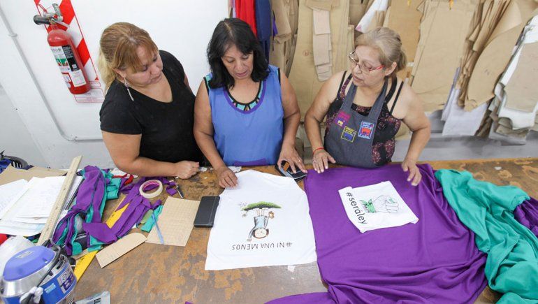 Las trabajadoras textiles venderán remeras para este 8M.