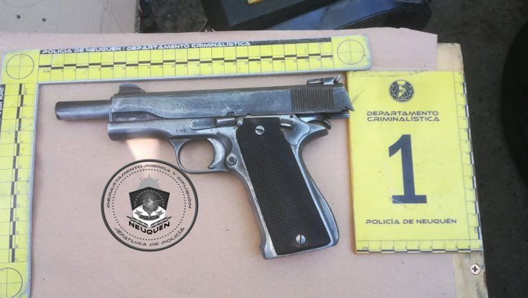 La Policía secuestró un arma, droga y dinero en efectivo.