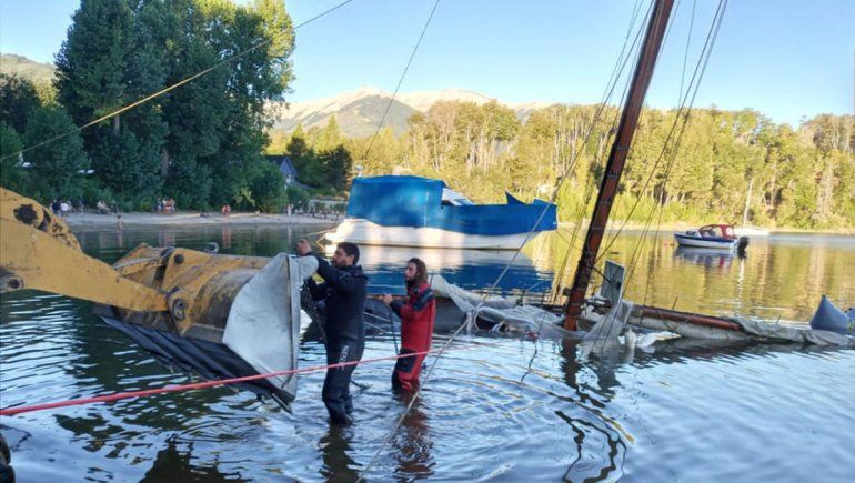 Los buzos rescataron el velero de las aguas del lago Nahuel Huapi.
