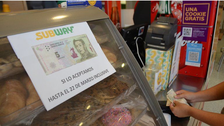Algunos locales siguen aceptando los billetes de 5 pesos.