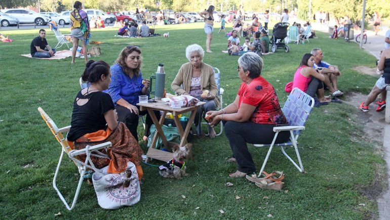 Cuatro señoras tomando mate en el paseo Río Grande.