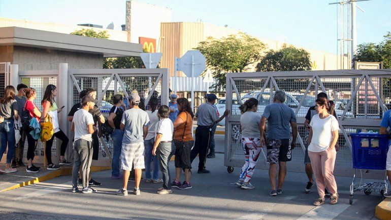 Ingreso al supermercado Waltmart que se ubica sobre la Ruta 22.