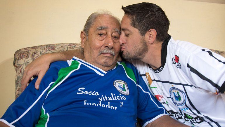 Abuelo y nieto, unidos por el fútbol.